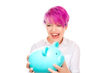 Canlı genç bin yıllık kadın pembe kısa saçlı mavi kumbara tutarak ve beyaz arka plan üzerinde izole mutluluk büyük duygularla bakmak