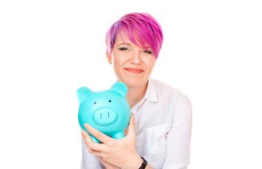 Pembe saçlı mavi beyaz arka plan üzerinde izole kumbara gösterilen süre gülümseyen güzel bin yıllık kadın içerik