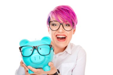 Kumbara gözlük içinde tutarak ve beyaz arka plan üzerinde izole kamera gülüyorsun bardaklarda parlak neşeli bin yıllık kadın