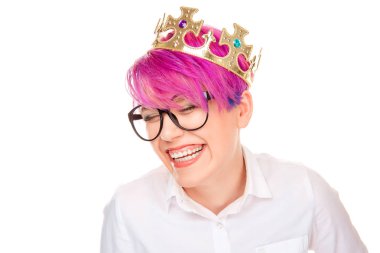 Crown ve gözlük mutlu kadın gülüyor