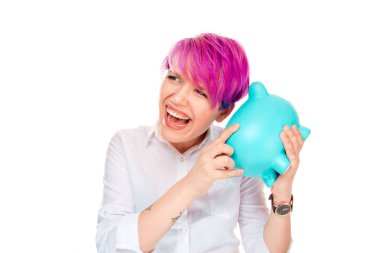 Mavi beyaz arka plan üzerinde izole seyir içinde para tutarı üzgün kontrol kumbara sallayarak pembe saç modeli olan kadın