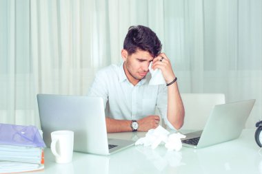 Ağlayan adam ofiste. Negatif duygu yüz ifadesi duygu. Çalışma yer, depresyon ve kriz kavramı, modern ofis adam. Boğulmuş