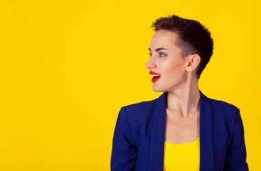 Kadın şarkı görünmez ses izole kopya alanı sarı zemin üzerine onun açık ağız çıkan söz closeup yan görünüm profil portre kafa vurdu. Sarı gömlek ve mavi takım elbise modeli.