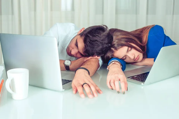 Giovani Colleghi Coppia Uomini Donne Sdraiati Sul Tavolo Con Computer — Foto Stock