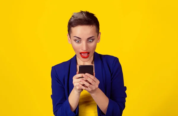 Mujer Conmocionada Mirando Teléfono Móvil Aislado Sobre Fondo Amarillo Modelo — Foto de Stock