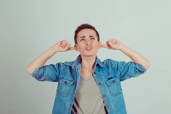 Luid Boos Ongelukkig Gestresst Vrouw Die Betrekking Hebben Haar Oren — Stockfoto