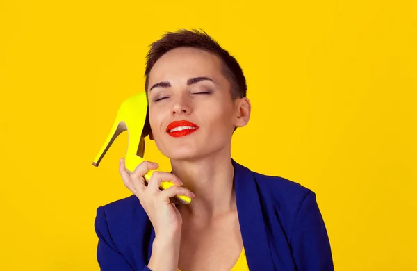 Mulher Cabelo Curto Segurando Calcanhar Calçado Cor Limão Como Telefone — Fotografia de Stock