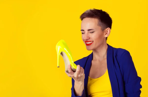 Kireç Renkli Ayakkabı Kokulu Tutan Yan Profil Kadın Değil Kötü — Stok fotoğraf