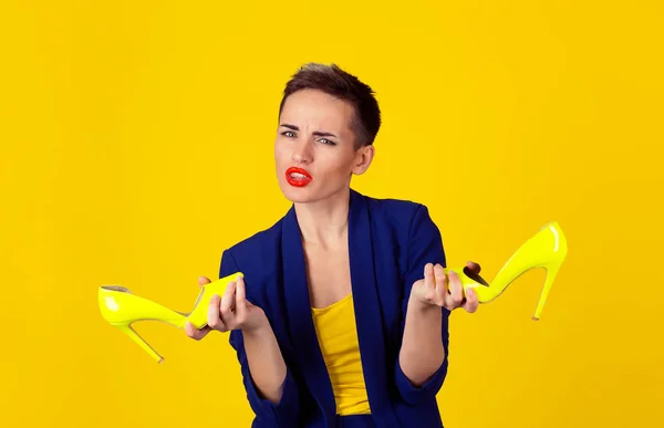 Confused Woman Holding Pair High Heels Shoes Looking You Puzzled — Stock Photo, Image