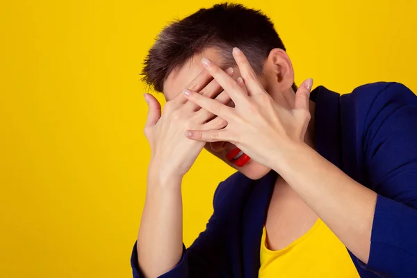Mulher Escondendo Olhos Rosto Atrás Suas Mãos Dedos Problemas Familiares — Fotografia de Stock