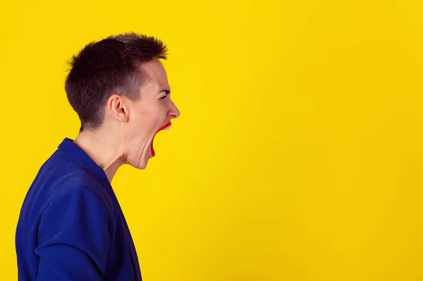 Visão Lateral Retrato Mulher Irritada Gritando Som Invisível Saindo Boca — Fotografia de Stock