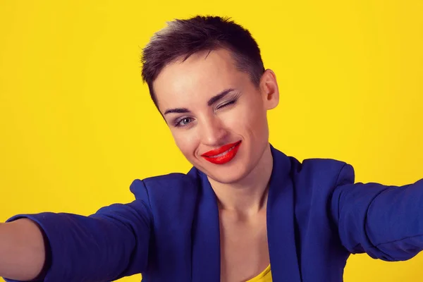 Augenzwinkern Selfie Aufnahme Nahaufnahme Frau Mit Kurzen Haaren Mädchen Junge — Stockfoto