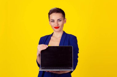 Kısa saç stili kızla yetişkin iş kadını ortalarında görüntülenirken laptop izole sarı arka plan olarak söyleyerek gülümseyen boş siyah perde ile bak, ürün metninizi buraya koy. Stüdyo yatay görüntü