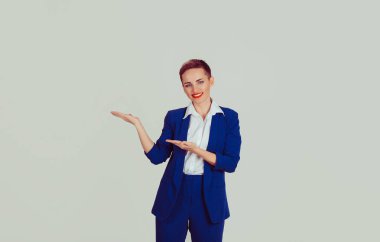 Üzerinde gri Bankamatik izole boşaltmak sunulması iş kadını. Takım elbise mavi elbise ve beyaz düğmeli gömlek modeli.