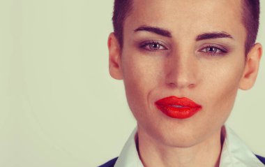 Açık yeşil sarı renkli fotoğraf makinesi vasıl yüz görüntü kırpılmış güzel bir kadın portresi izole.