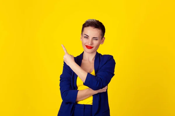 Donna Ammiccando Occhio Lampeggiante Indicando Indice Copiare Spazio Cercando Lato — Foto Stock