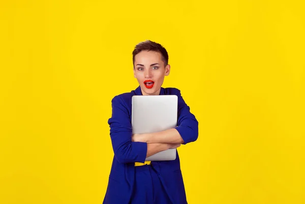 Shocked Woman Holding Laptop Computer Tablet Looking You Camera Surprised — Stock Photo, Image
