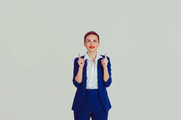 Joven Mujer Negocios Alegre Confiada Apuntando Hacia Copyspace Aislado Pared —  Fotos de Stock