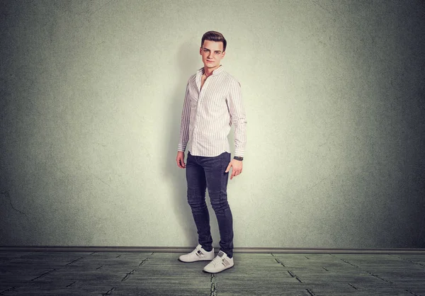 자신감 남자의 초상화 스튜디오에 배경에 바닥에 셔츠와 청바지 Copyspace — 스톡 사진