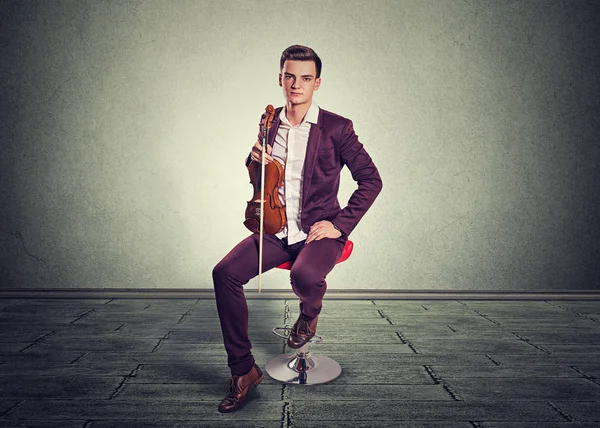 Jovem Posando Segurando Violino Moderno Violino Vara Sentado Vermelho Quarto — Fotografia de Stock