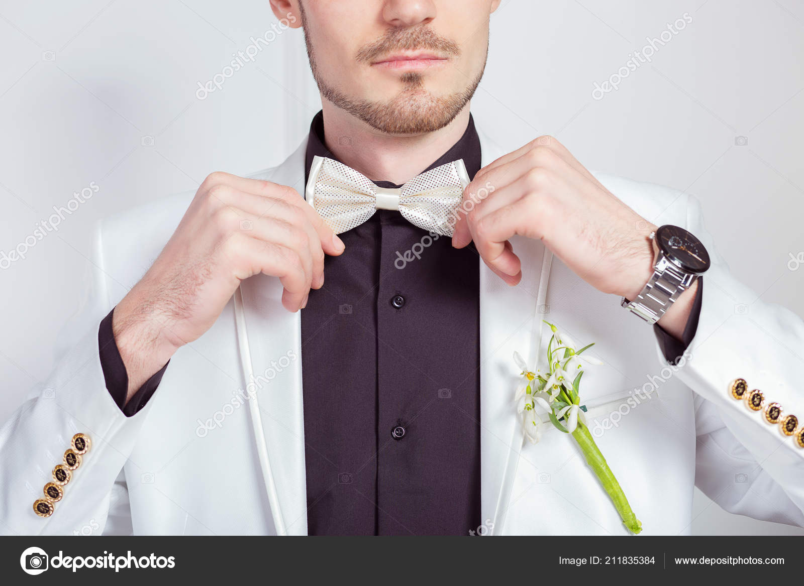 Traje blanco con camisa negra sale