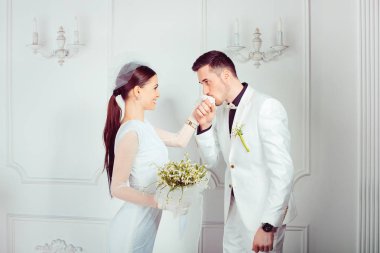 Zarif damat birbirine bakarak kokulu şık gelin elbise sevimli kadın kontrolden öpüşme yan görünüm