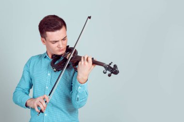 Modern keman enstrüman üzerinde açık renkli zımpara oynarken tişörtlü adam