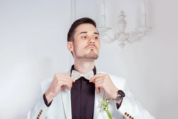 Szép Magabiztos Fiatal Ember Visel Elegáns Ruha Vőlegény Boutonniere Fehér — Stock Fotó