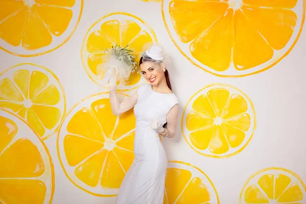 Mulher Moderna Moda Vestido Noiva Segurando Punho Gesto Emocionante Contra — Fotografia de Stock