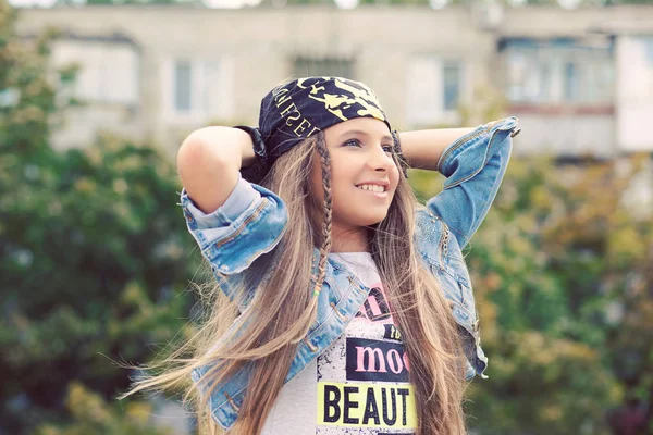 Felice Giovane Donna Adolescente Bandana Che Tiene Mano Dietro Testa — Foto Stock