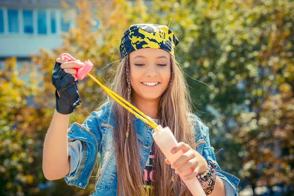 Mujer Joven Moderna Mezclilla Bandana Divirtiéndose Con Burbujas Jabón Calle — Foto de Stock