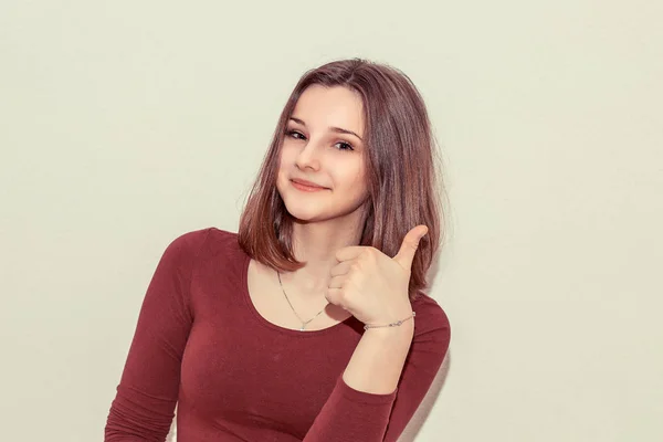 Jovem Adolescente Mostrando Polegar Para Cima Sorrindo Para Câmera Fundo — Fotografia de Stock