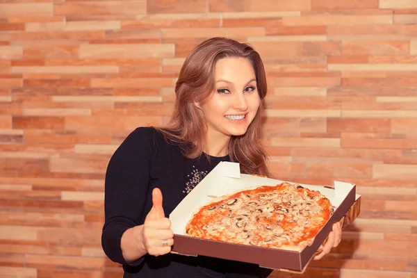 Başparmak Dayanabiliyor Kameraya Gülümseyen Kutusunda Pizza Ile Parlak Yetişkin Kadın — Stok fotoğraf