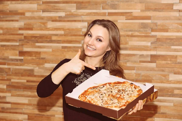 Pizza Kutusunu Göstermek Ahşap Duvar Arka Plan Gülümseme Ile Işaret — Stok fotoğraf