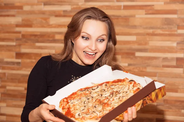 Pizza Kutusu Tutarak Süper Hayran Ahşap Duvar Arka Plan Üzerinde — Stok fotoğraf