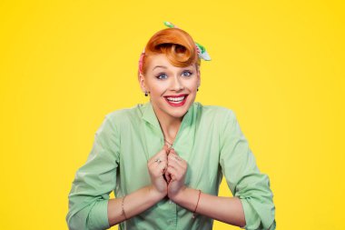 Başarı bekliyor. Genç içerik mutlu rüya, beklenti izole sarı arka plana retro vintage içinde fikir kalmadan bakarak içinde süper heyecanlı kadın 50 's stil insani duygular beden dili