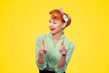 Hey siz! Kadın kırmızı kafa genç kadın oldukça pinup kız kamera, silah üzerinde sarı arka plan izole jest gibi nokta işaret parmakları el işaret. Retro vintage 50 's stil duygu yüz ifadesi.