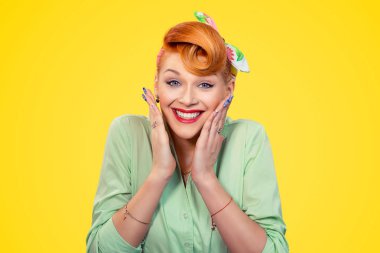 Sürpriz şok hayrete düşürdü. Closeup Kızıl saçlı kadın oldukça pinup kız yeşil düğme gömlek tam inanamayarak heyecanlı seyir eller seni izole sarı arka plana retro vintage seyir yanaklarda 50's