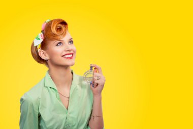 Parfüm kız. Tatlı kırmızı kafa güzel genç kadın oldukça bakılması, aroma kokulu parfüm şişe tutan pinup kız yeşil düğme gömlek gülümseyen retro vintage ile model 50 's saç modeli.