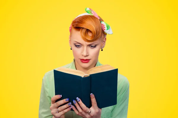 Nachdenklich Unzufriedene Frau Pinup Mädchen Beim Lesen Eines Buches Isoliert — Stockfoto