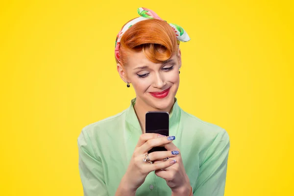 おやおや こんなに可愛い 携帯電話でメッセージを読んで魅力的な若い触れた女性ピンナップ ガールを接写分離された黄色の背景レトロ ビンテージ 年代スタイル肯定的な人間感情の顔表現ボディーラン ゲージ — ストック写真