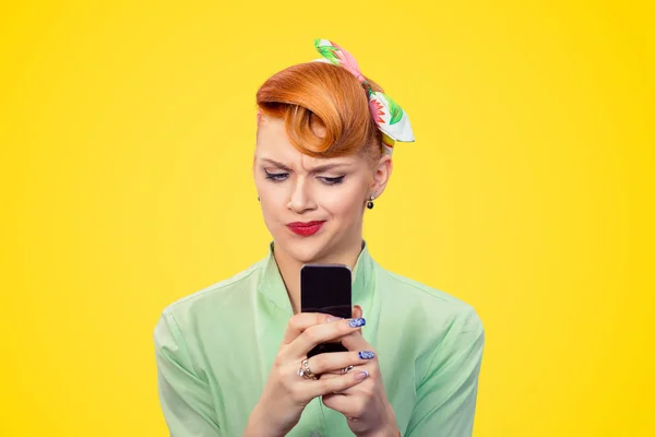 Retrato Molesto Escéptico Infeliz Mujer Seria Mirando Mensajes Texto Teléfono — Foto de Stock