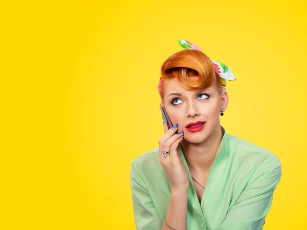 Retrato Infeliz Mujer Joven Enojada Hablando Teléfono Móvil Mirando Frustrado — Foto de Stock