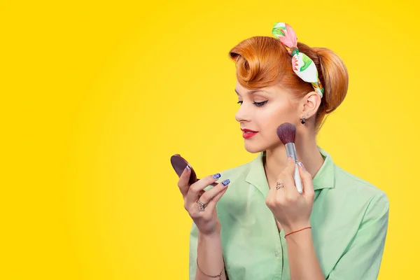 Retocando Corrigiendo Maquillaje Primer Plano Rojo Cabeza Joven Mujer Bastante — Foto de Stock