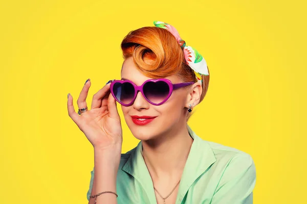 Zonnebril Portret Van Schattige Pinup Meisje Vrouw Met Retro 50S — Stockfoto