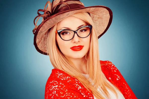 Hermosa Mujer Joven Con Gafas Sombrero Estilo Retro Mirando Cámara —  Fotos de Stock