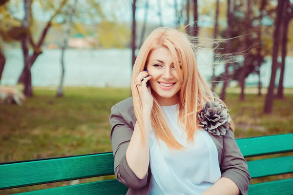 Πορτρέτο Νεαρή Όμορφη Γυναίκα Μιλάει Στο Κινητό Τηλέφωνο Που Κάθεται — Φωτογραφία Αρχείου