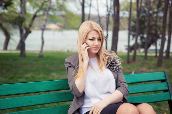 Mutsuz Portresi Kadını Bir Şehir Parkı Yeşil Ağaçlar Arka Planda — Stok fotoğraf