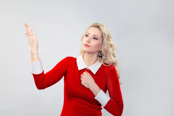 Auto Importante Retrato Uma Jovem Séria Bonita Vestido Vermelho Colarinho — Fotografia de Stock