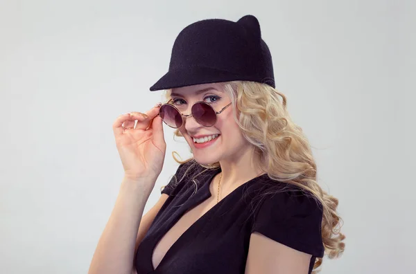 Primer Plano Retrato Joven Hermosa Mujer Sonriente Sombrero Divertido Sosteniendo — Foto de Stock